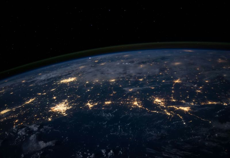 Estados Unidos desplegará “mensajeros de IA” a nivel global: Trump lanzó el Tech Corps para reforzar su influencia y limitar a China