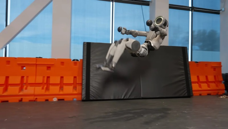 Boston Dynamics entrenó al robot Atlas para realizar un “rondat” — salto de tijera hacia atrás