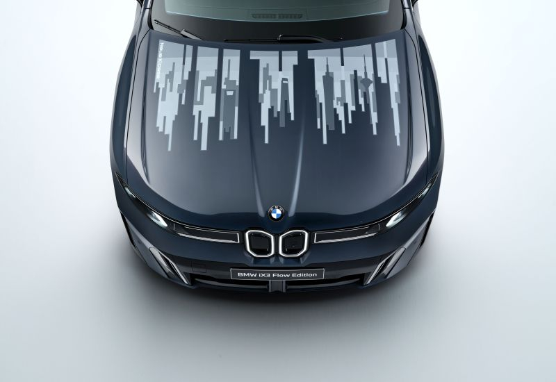 El BMW iX3 Flow Edition muestra un capó que cambia de color mediante la tecnología de “tinta electrónica”.