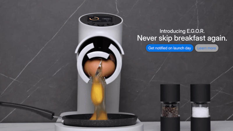 Presentamos al robot cocinero Cheffy E.G.O.R., que rompe y fríe huevos.