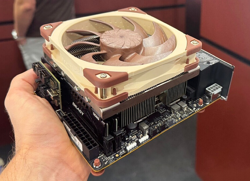 Noctua presentó un enfriador compacto y potente para AM5 con ventilador de 120 mm completo.