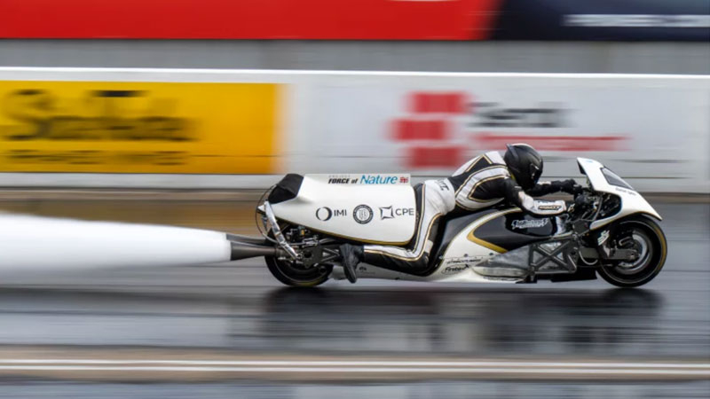 Un inventor británico creó una motocicleta de vapor que se convirtió en la segunda más rápida entre todas las motos del mundo.