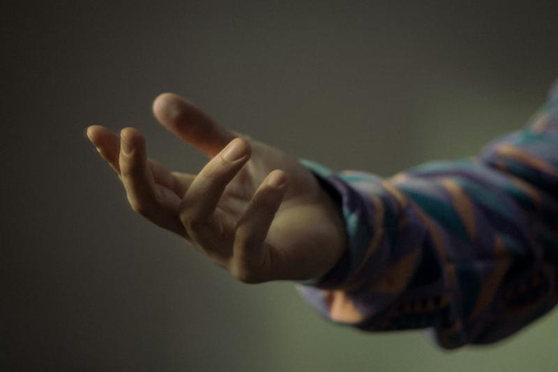 Apple entrenó una inteligencia artificial para reconocer apretones de manos desconocidos basándose en señales EMG.