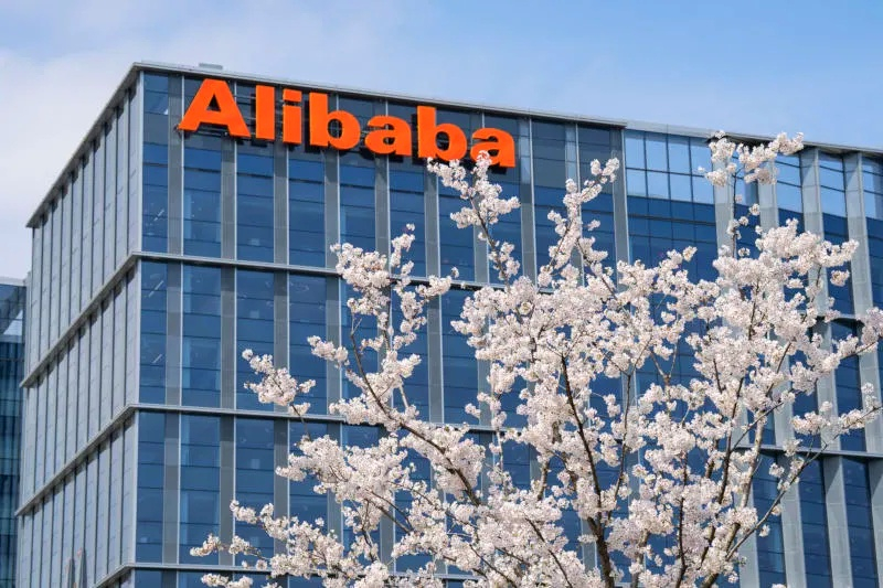 Alibaba superó las expectativas en el cuarto trimestre, pero la utilidad neta cayó un 66 % y decepcionó a los inversores.