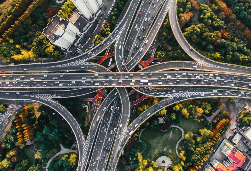 El sistema de IA enseña a los automóviles a informar sobre baches en la carretera y luego transmite esa información a los servicios de reparación vial