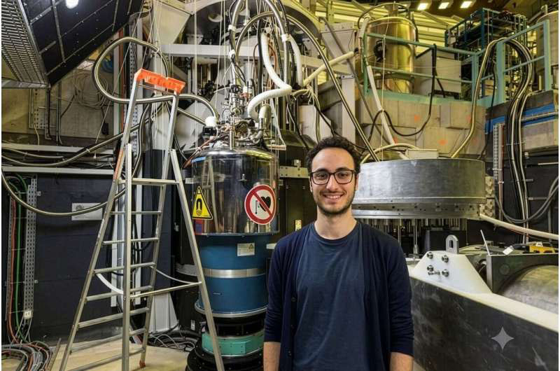 La entrelazamiento cuántico se ha detectado en un cristal de centímetro de un metal inusual, según demostraron los físicos con el "colmena de Schrödinger"