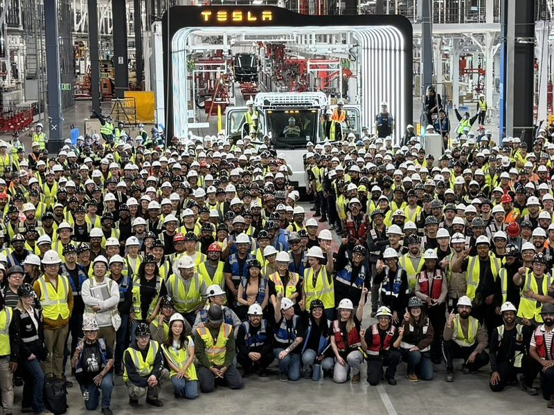 En la nueva fábrica de Nevada apareció el primer camión eléctrico en serie Tesla Semi.