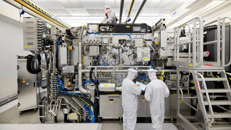 Intel ha comenzado a trabajar en procesos ultra delgados de 10 A y 7 A, y los primeros circuitos de 14 angstrom se probarán en octubre.