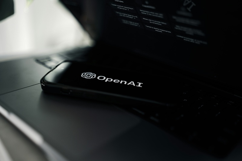 OpenAI presentó GPT‑Realtime‑2 y dos nuevas variantes de voz disponibles solo a través de la API