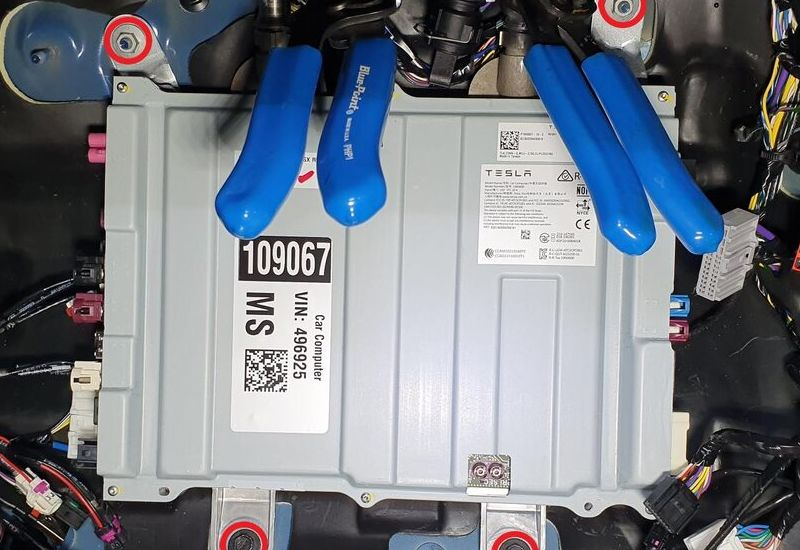 El CEO de Tesla afirmó que todos los vehículos tenían piloto automático total desde 2016, pero ahora se necesita una actualización de hardware en microfábricas especializadas.
