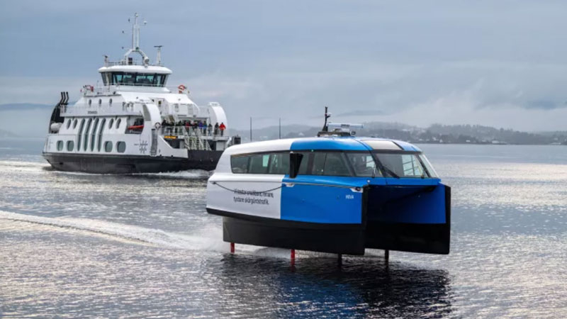 Un ferry totalmente eléctrico con alas submarinas batió el récord, recorriendo 300 km en tres días