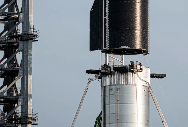 Un empleado de la compañía SpaceX falleció en el sitio de construcción apenas unos días antes del lanzamiento de Starship; se está investigando la causa del incidente.