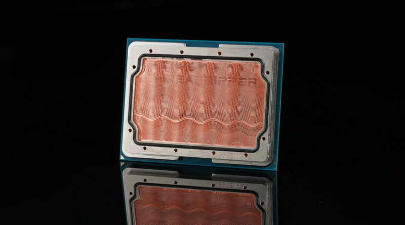 El Threadripper Pro 9995WX alcanzó los 5,3 GHz sin nitrógeno: cambiamos la tapa por un bloque de agua, conectamos un enfriador y 140 litros de agua.