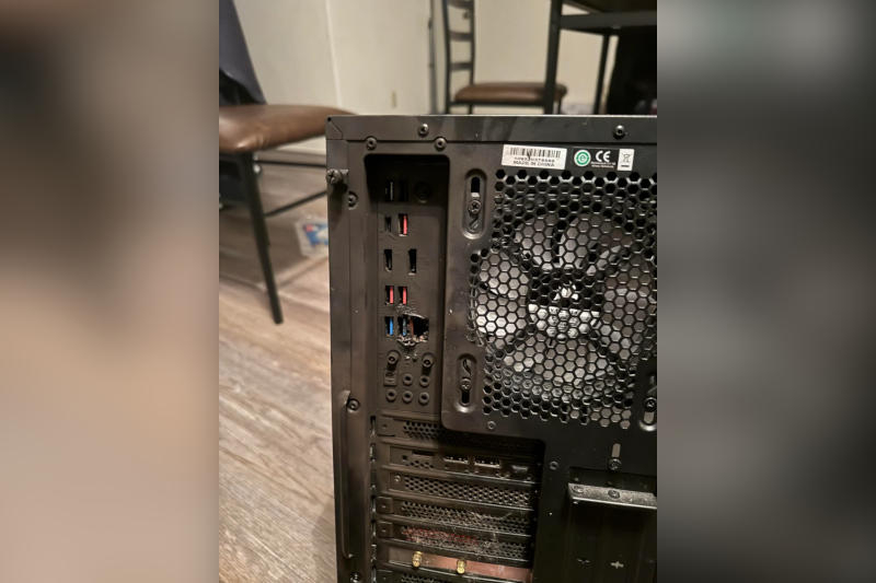 La tormenta golpeó la casa a través del cable de internet, destruyendo el ordenador y el enrutador