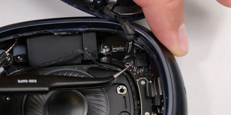 iFixit desmontó los AirPods Max 2 y mostró que su ensamblaje interno no ha cambiado