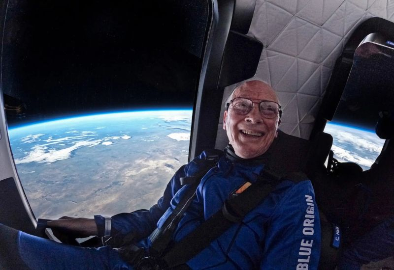 Blue Origin suspenderá el desarrollo del turismo espacial al menos dos años para centrarse en su proyecto lunar.