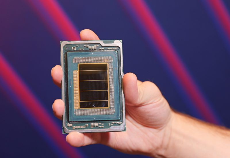 El precio de las acciones de Intel aumentó casi un 25 %, impulsando el mercado, y ahora el valor de Nvidia alcanzó los 5 trillones de dólares.