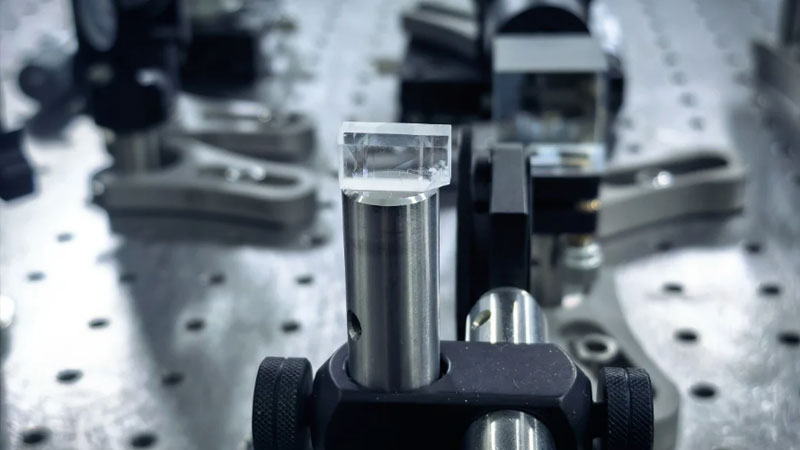 En China se desarrolló un láser sólido compacto para acceder al rango VUV previamente inalcanzable, abriendo nuevas posibilidades en la investigación científica, las tecnologías espaciales y la fabricación de chips