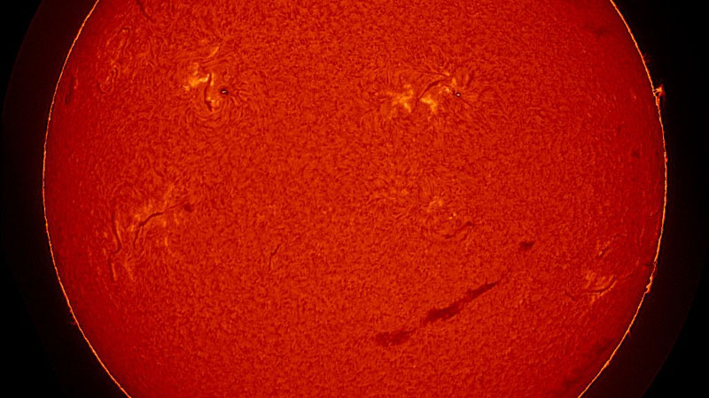 El sol se ha convertido en un enorme emoticón que nos sonríe desde arriba.