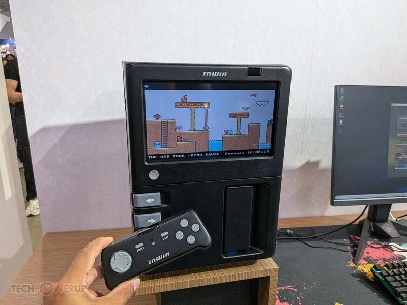 InWin presentó el modelo GX‑285, equipado con una consola retro incorporada y una pantalla de 10 pulgadas