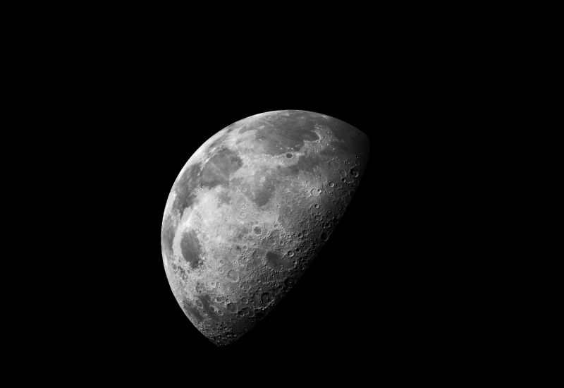 Elon Musk planea construir una red de satélites para IA en la Luna, utilizando una gigantesca catapulta para el lanzamiento.