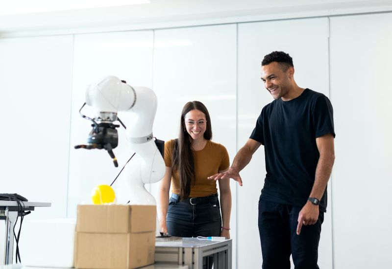 La mitad de las empresas que han reemplazado a sus empleados con bots de IA planean reincorporar al personal en 2025.