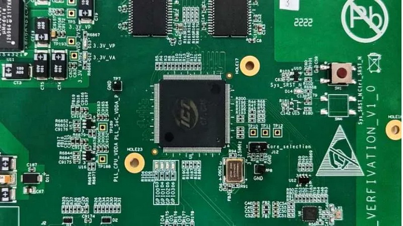 Un agente de IA creó un procesador RISC-V completo en 12 horas, usando solo una solicitud de 219 palabras