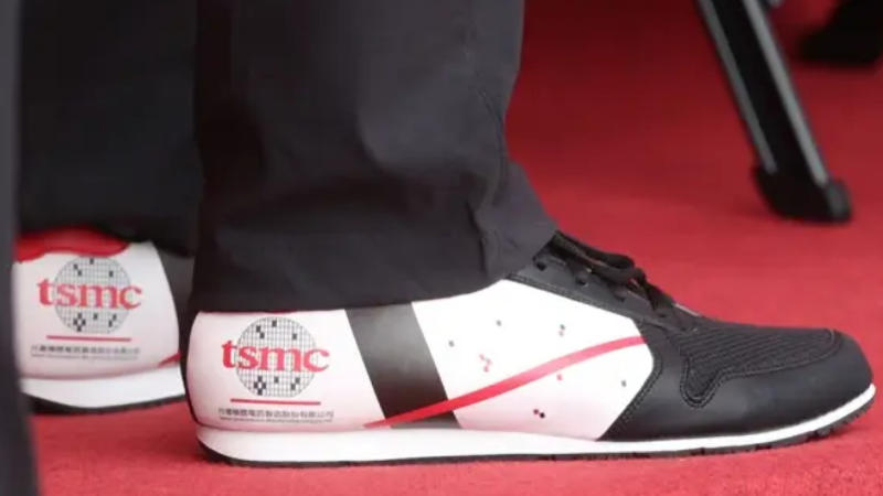 TSMC presentó sus propios zapatillas de marca y una olla para cocinar arroz, pero se limitó a producirlas solo para su propia empresa.