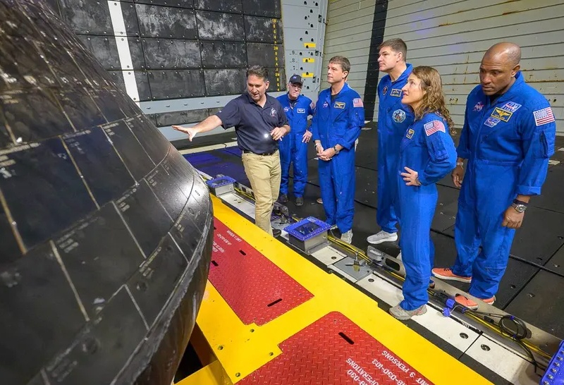 La pantalla de protección térmica brillaba: los astronautas de Artemis II inspeccionaron la cápsula después del regreso a la Tierra