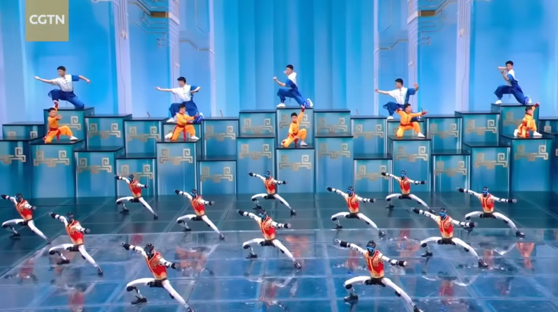 China mostró robots humanoides en el principal espectáculo de Año Nuevo, exhibiendo su kung-fu.