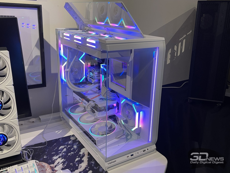 Informe desde el stand de exhibición 1stPlayer en Computex 2026: carcasas panorámicas, SJO, ventiladores-pantallas y fuentes de poder pequeñas pero potentes