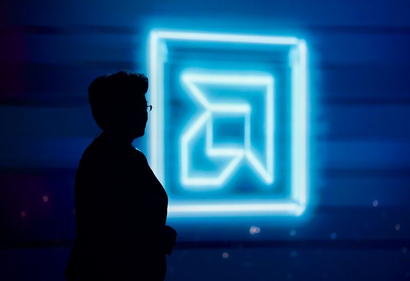 AMD alcanzó una capitalización de mercado récord de 454 mil millones de dólares, superando a Intel por casi un tercio.