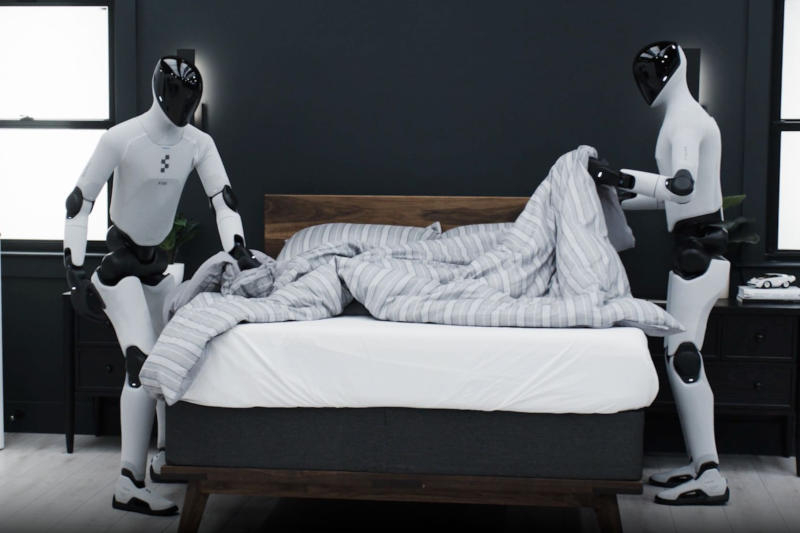 Los robots figuras reunieron la habitación y prepararon una cama en el video