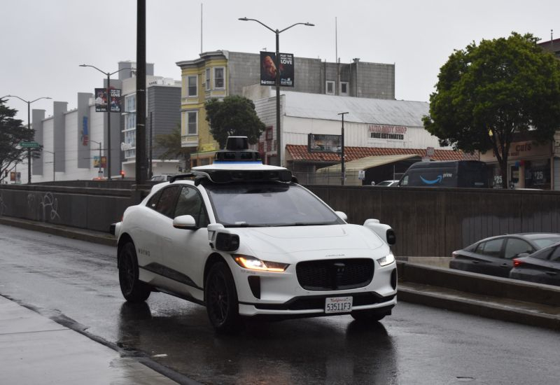 Waymo está deteniendo el lanzamiento de sus taxis robóticos en autopistas rápidas de EE.UU. por razones de seguridad