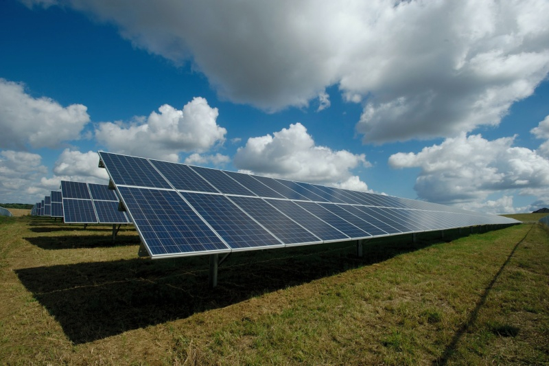 Las fuentes solares superarán al carbón y al gas a mediados de la década, sin embargo la inteligencia artificial no permitirá abandonar por completo los recursos fósiles