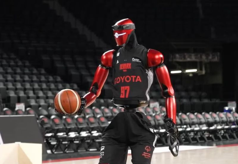 Toyota presentó la nueva generación de robot basquetbolista con ruedas en acción