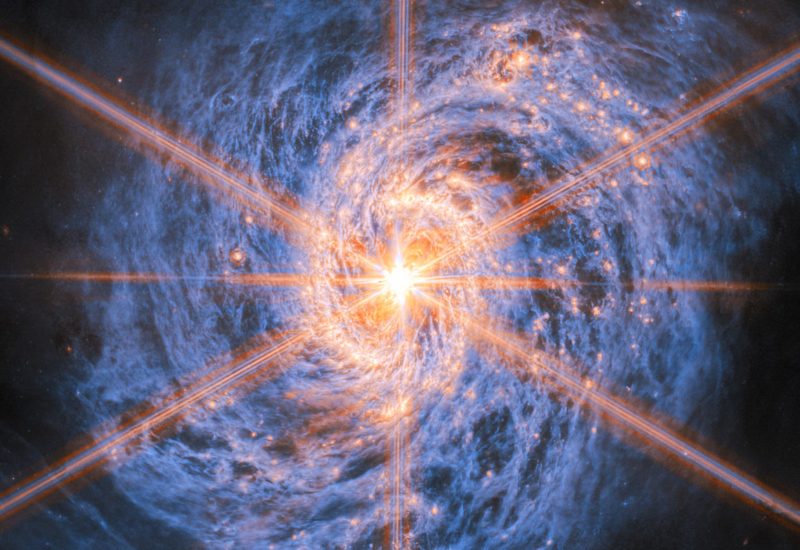 El telescopio “James Webb” descubrió la galaxia “Calamar” con un núcleo sorprendentemente brillante en la constelación del Dragón.