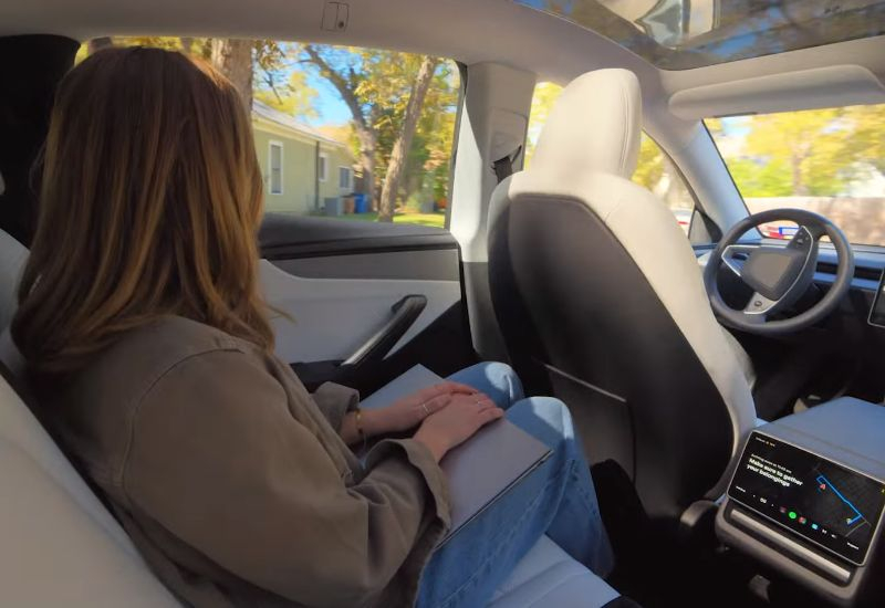 Los robots de Tesla manejan en los atascos: de 25 autos no hay conductor, pero siguen moviéndose