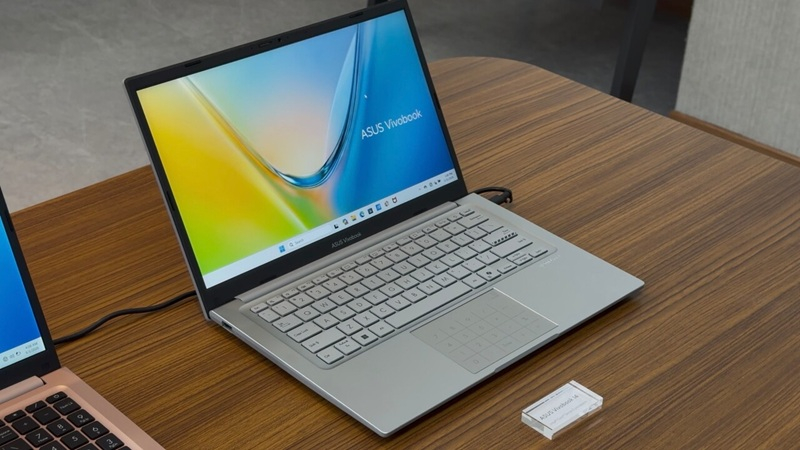 Asus presentó los modelos económicos Vivobook S14 y S16 con procesadores Core 7 de seis núcleos, afirmando su competitividad frente al MacBook Neo