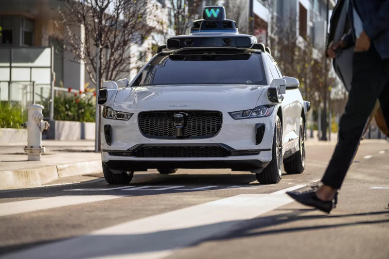 El taxi robot Waymo resultó ser un medio inesperadamente conveniente para escapar del lugar de los hechos