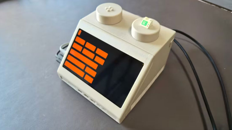 El Mac mini se escondió dentro de un ladrillo LEGO ampliado, diseñado como un terminal de los años 70.