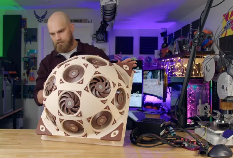 Un blogger creó un “supercubo” para su computadora usando 15 ventiladores Noctua, reduciendo la temperatura del sistema en 20 °C